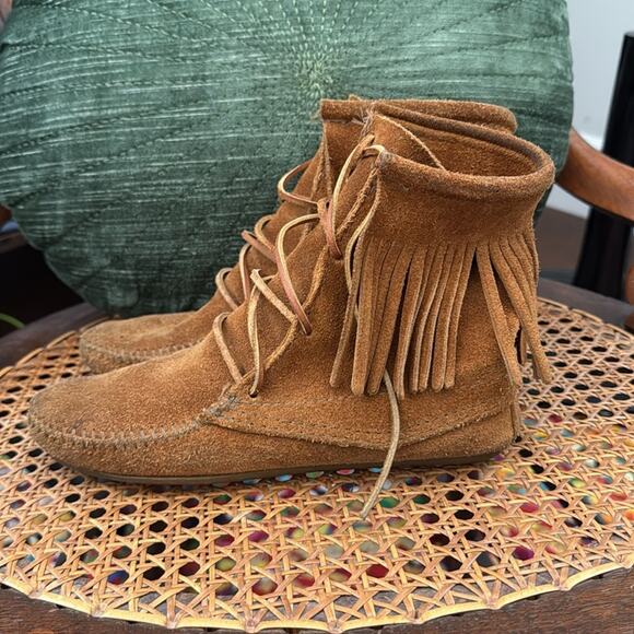 Minnetonka Tramper Tobacco Suede Lace Up Moccasin Fringe Booties - Picture 1 of 7
